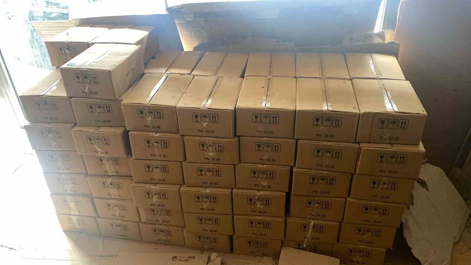 Denizli’de düzenlenen sahte bal operasyonunda 4 tonun üzerinde ürün ele geçirildi
Denizli’de düzenlenen sahte bal operasyonunda 4 tonun üzerinde ürün ele geçirildi