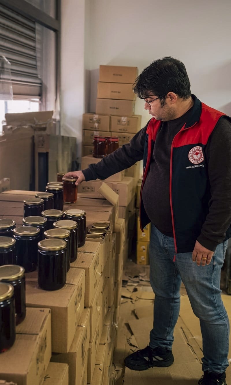 Denizli’de düzenlenen sahte bal operasyonunda 4 tonun üzerinde ürün ele geçirildi
Denizli’de düzenlenen sahte bal operasyonunda 4 tonun üzerinde ürün ele geçirildi