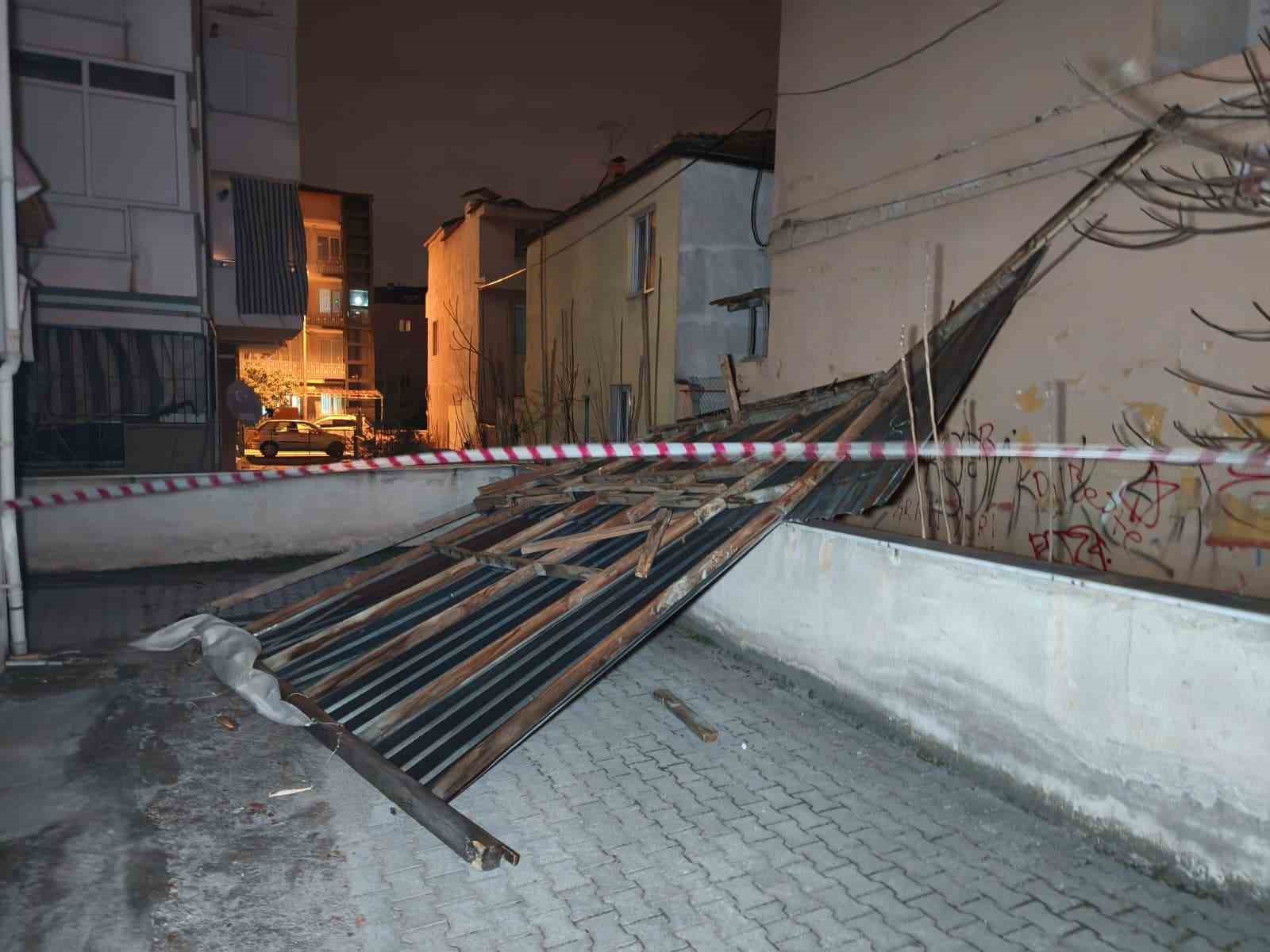 Denizli’de fırtına ağaçları devirdi, çatıları uçurdu
