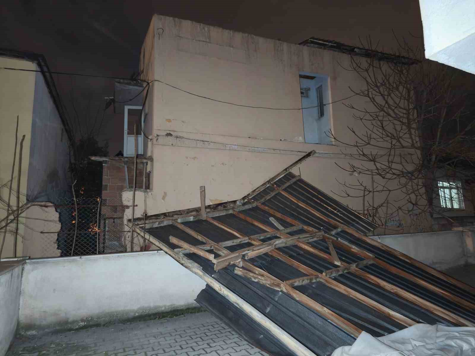 Denizli’de fırtına ağaçları devirdi, çatıları uçurdu
