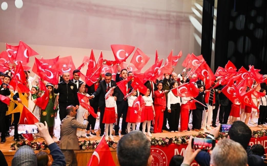 Denizli’de geleceğin teminatı çocuklar sahne aldı
