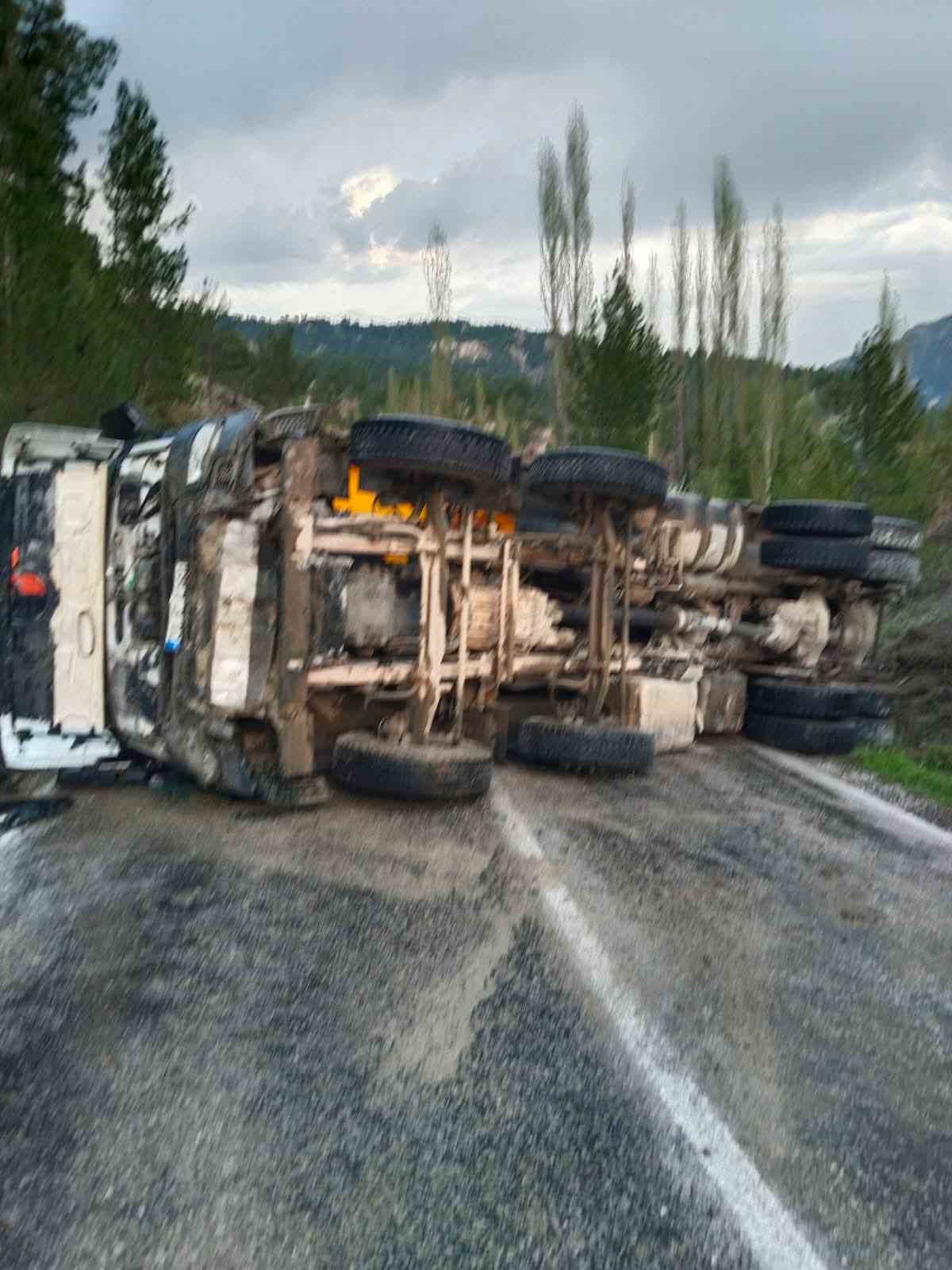 Denizli’de hafriyat kamyonu devrildi: 1 ölü
