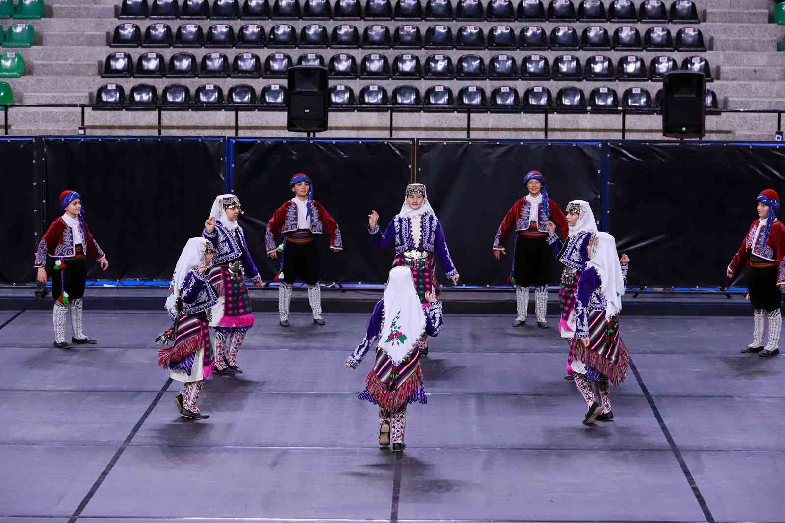 Denizli’de halk oyunları şöleninde finalistler belli oldu
Denizli’de halk oyunları şöleninde finalistler belli oldu