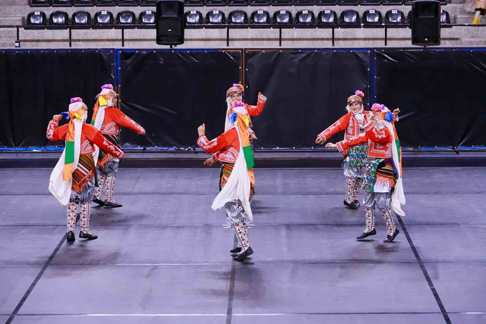 Denizli’de halk oyunları şöleninde finalistler belli oldu
Denizli’de halk oyunları şöleninde finalistler belli oldu