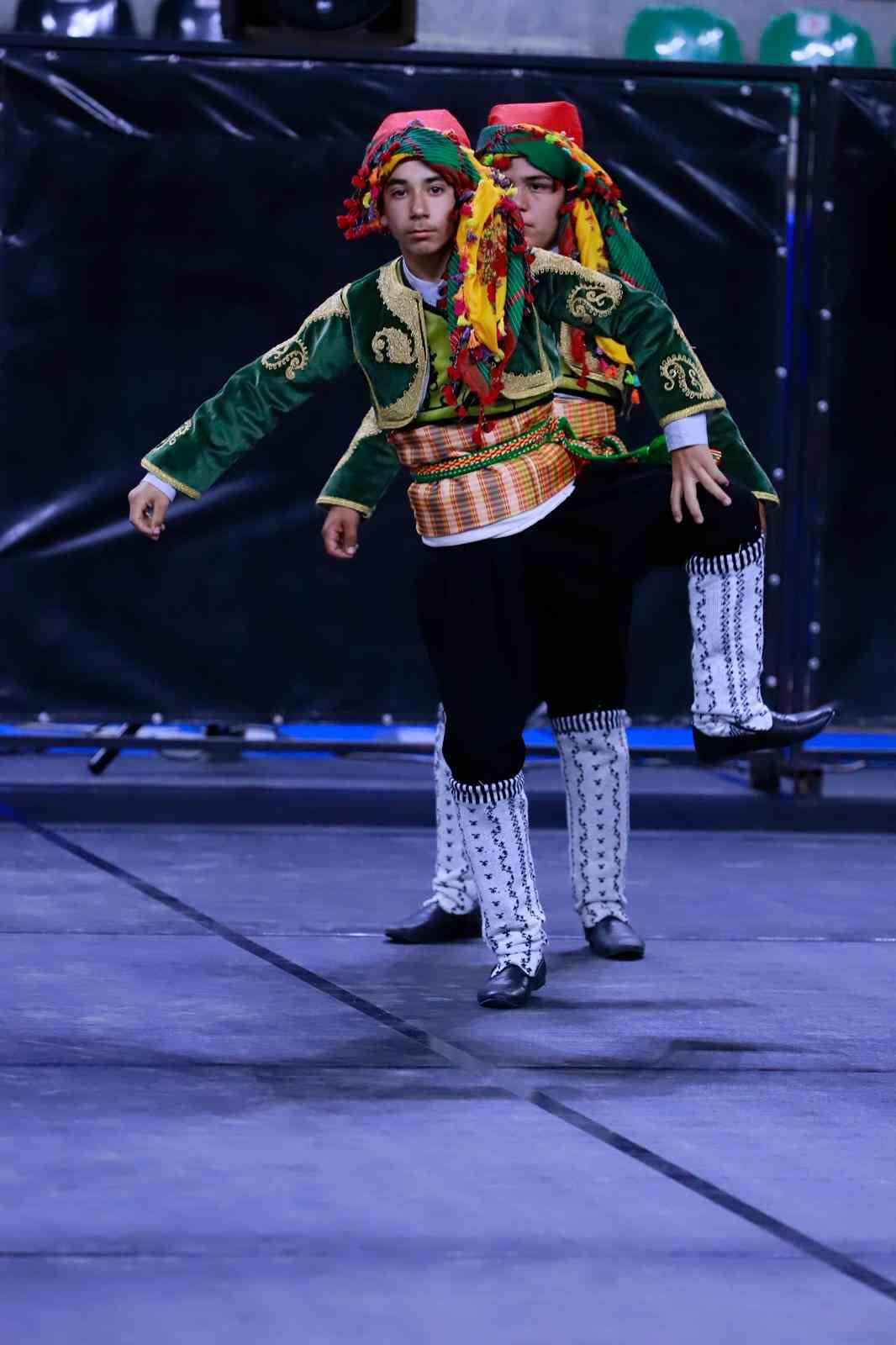 Denizli’de halk oyunları şöleninde finalistler belli oldu
Denizli’de halk oyunları şöleninde finalistler belli oldu