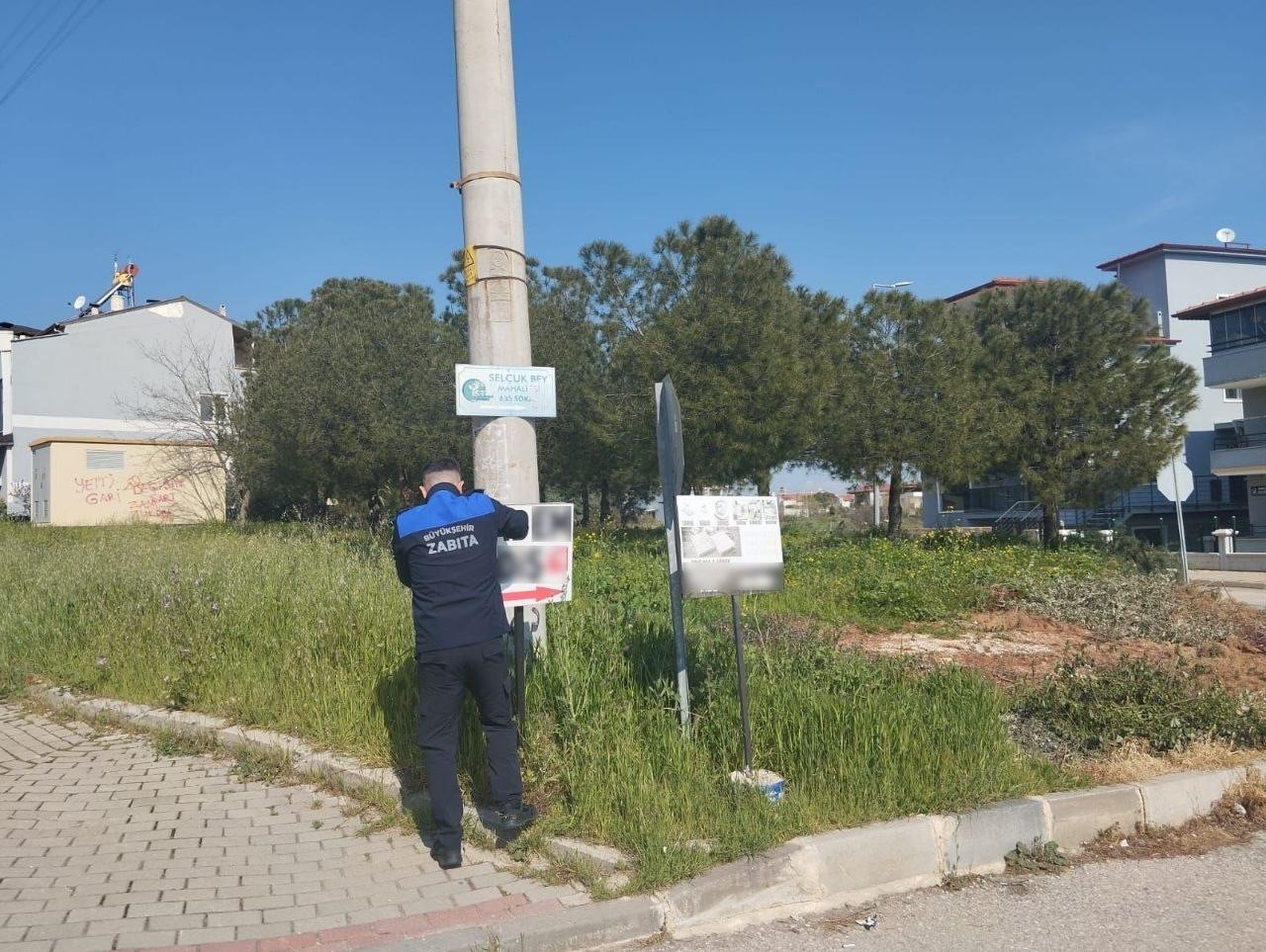 Denizli’de kaçak reklam panoları tek tek kontrol ediliyor
Denizli’de kaçak reklam panoları tek tek kontrol ediliyor