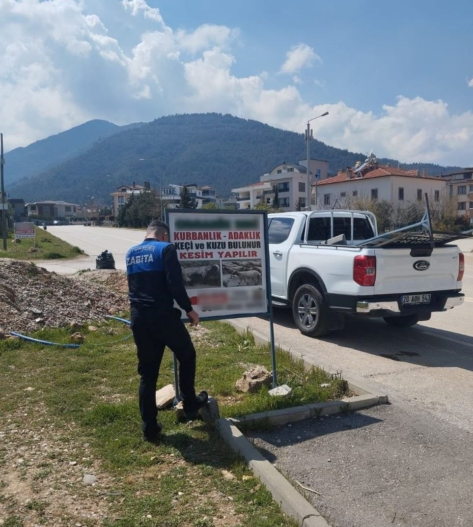 Denizli’de kaçak reklam panoları tek tek kontrol ediliyor
Denizli’de kaçak reklam panoları tek tek kontrol ediliyor