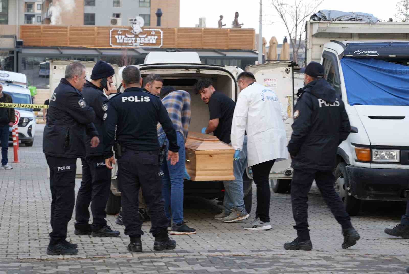 Denizli’de kamyonda tüfekle vurulmuş halde ölü bulundu
