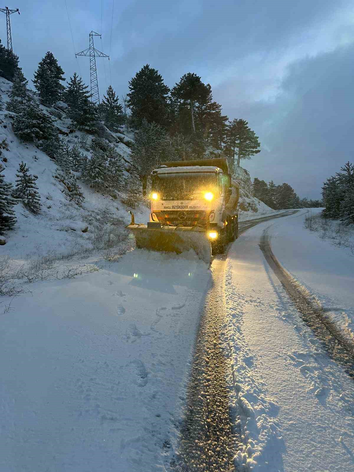 Denizli’de karla mücadele sürüyor
