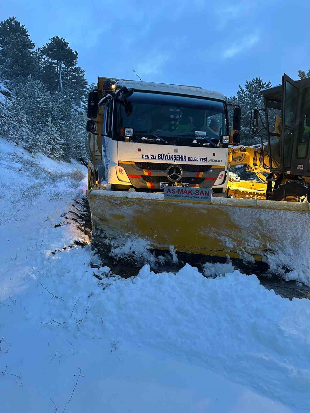 Denizli’de karla mücadele sürüyor
