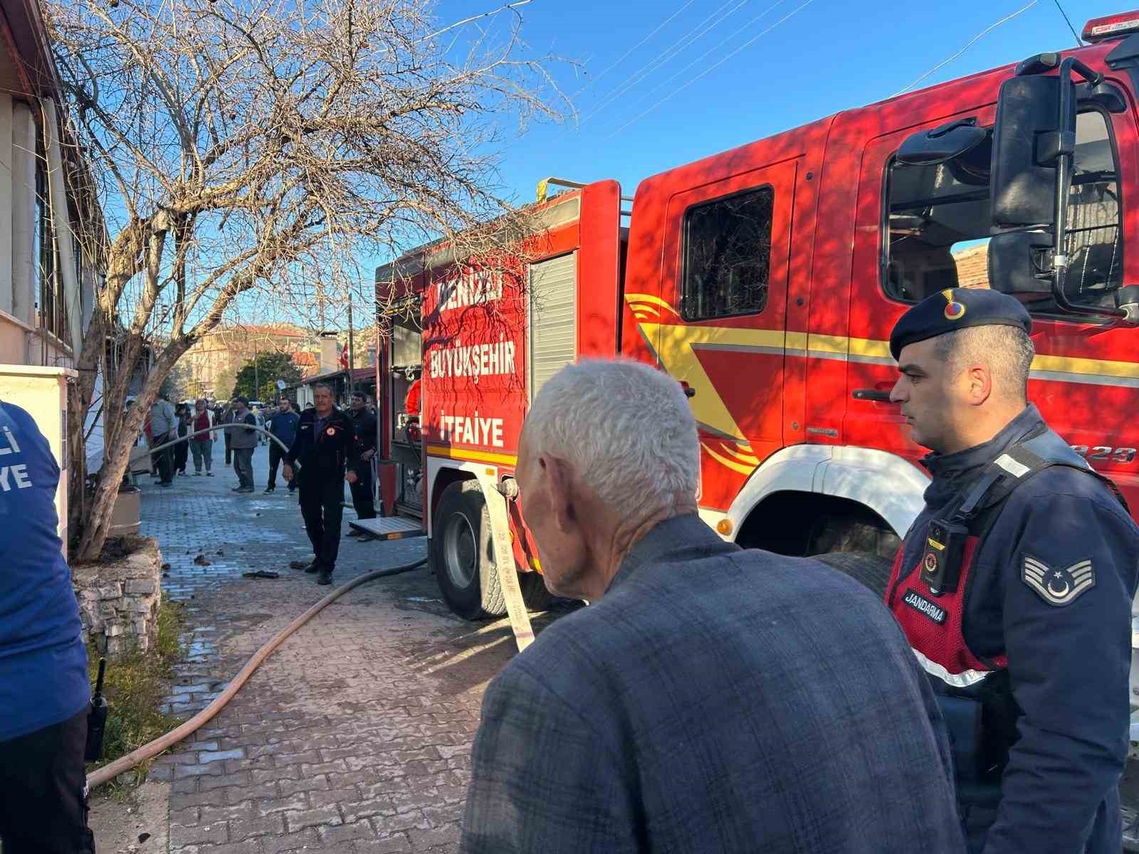 Denizli’de korkutan yangında çatı küle döndü
