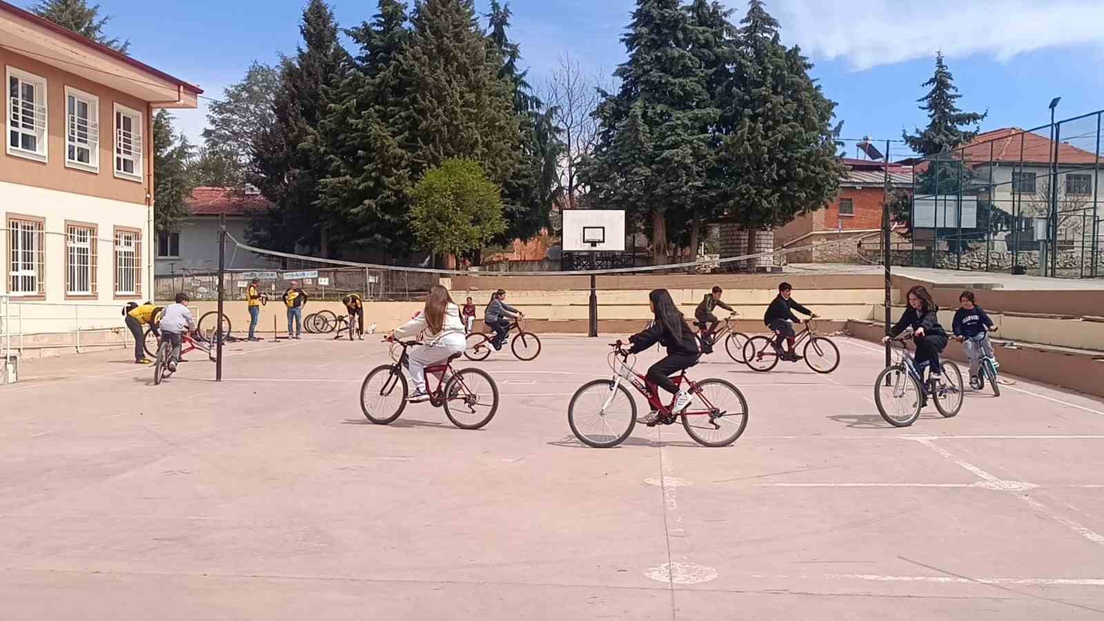 Denizli’de köy okullarında pedallar yeniden dönüyor
Denizli’de köy okullarında pedallar yeniden dönüyor