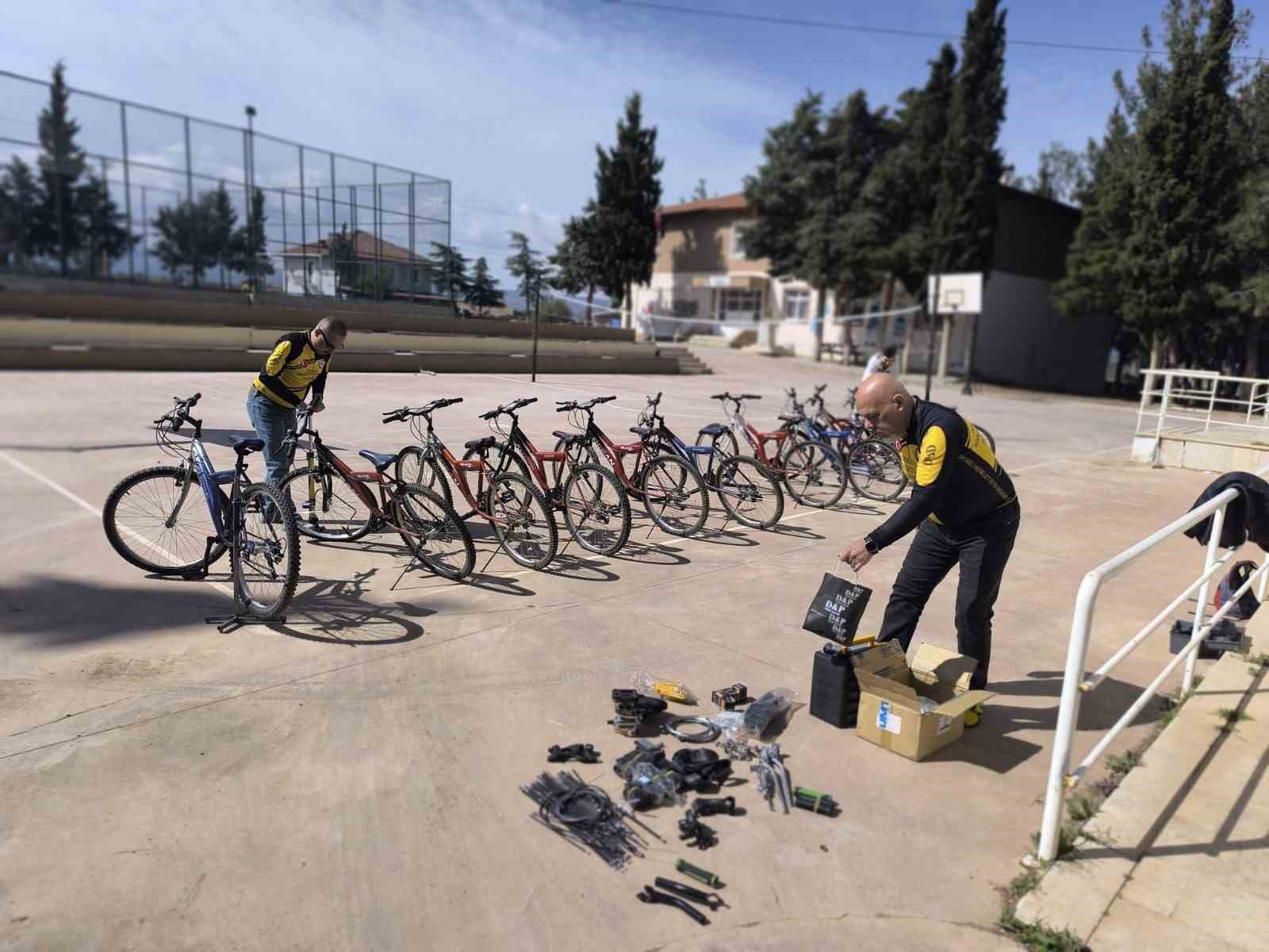 Denizli’de köy okullarında pedallar yeniden dönüyor
Denizli’de köy okullarında pedallar yeniden dönüyor