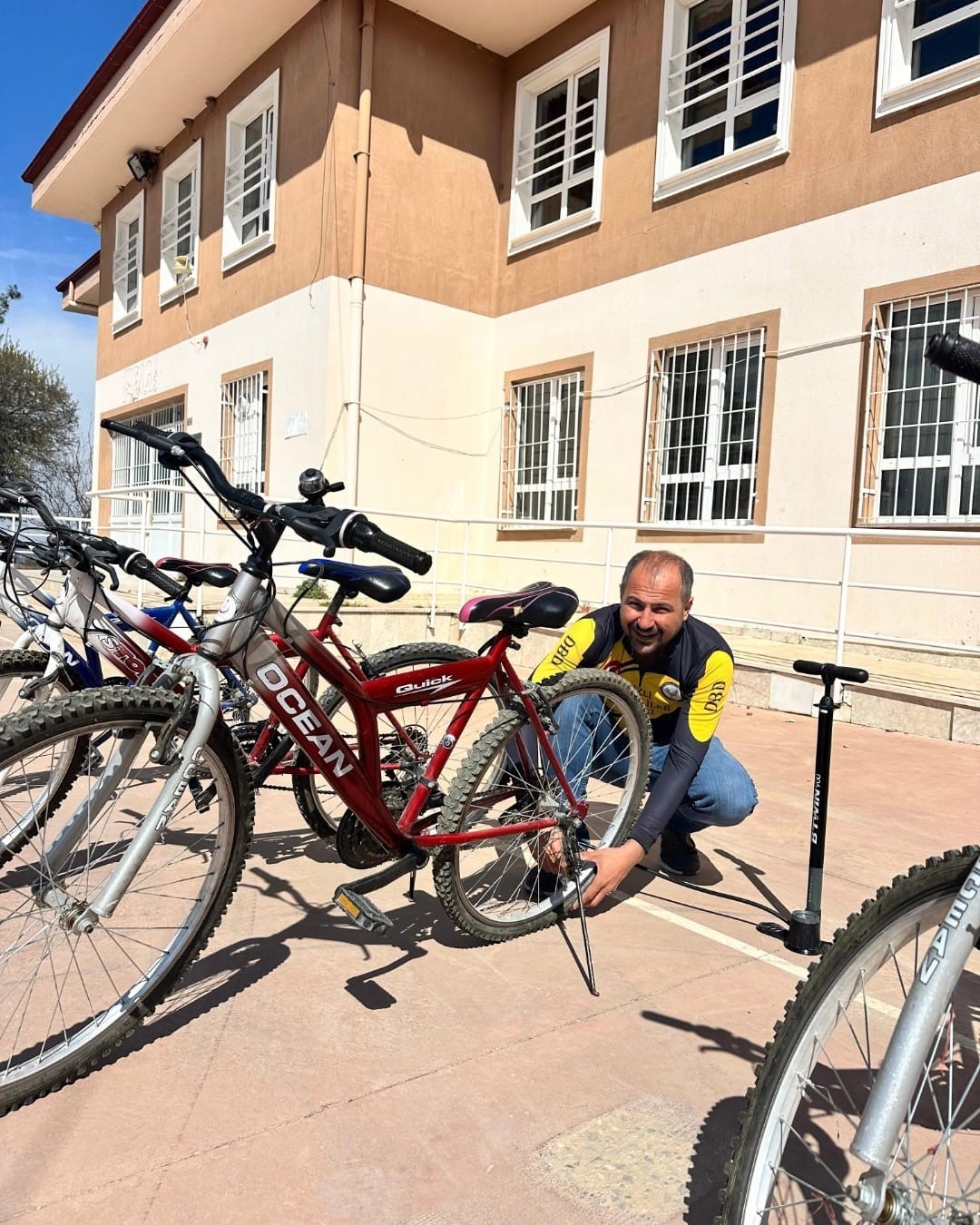 Denizli’de köy okullarında pedallar yeniden dönüyor
Denizli’de köy okullarında pedallar yeniden dönüyor