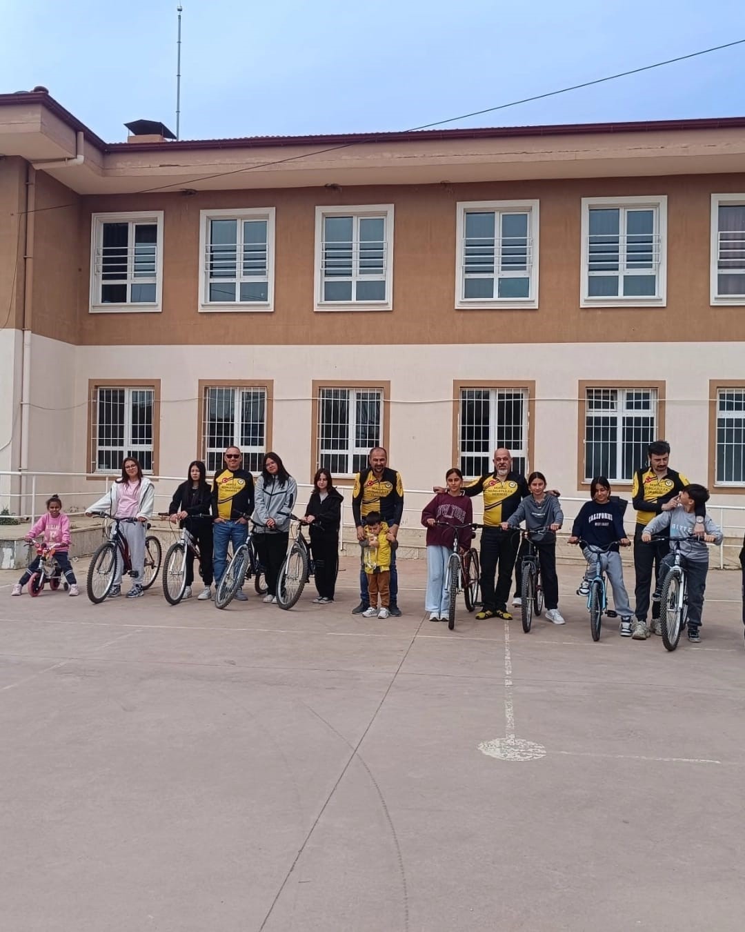 Denizli’de köy okullarında pedallar yeniden dönüyor
Denizli’de köy okullarında pedallar yeniden dönüyor