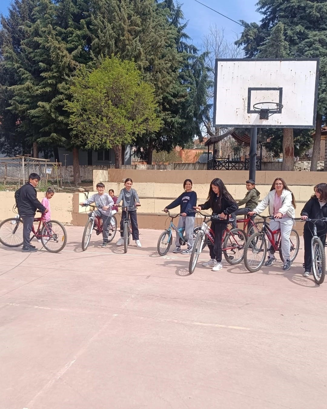 Denizli’de köy okullarında pedallar yeniden dönüyor
Denizli’de köy okullarında pedallar yeniden dönüyor