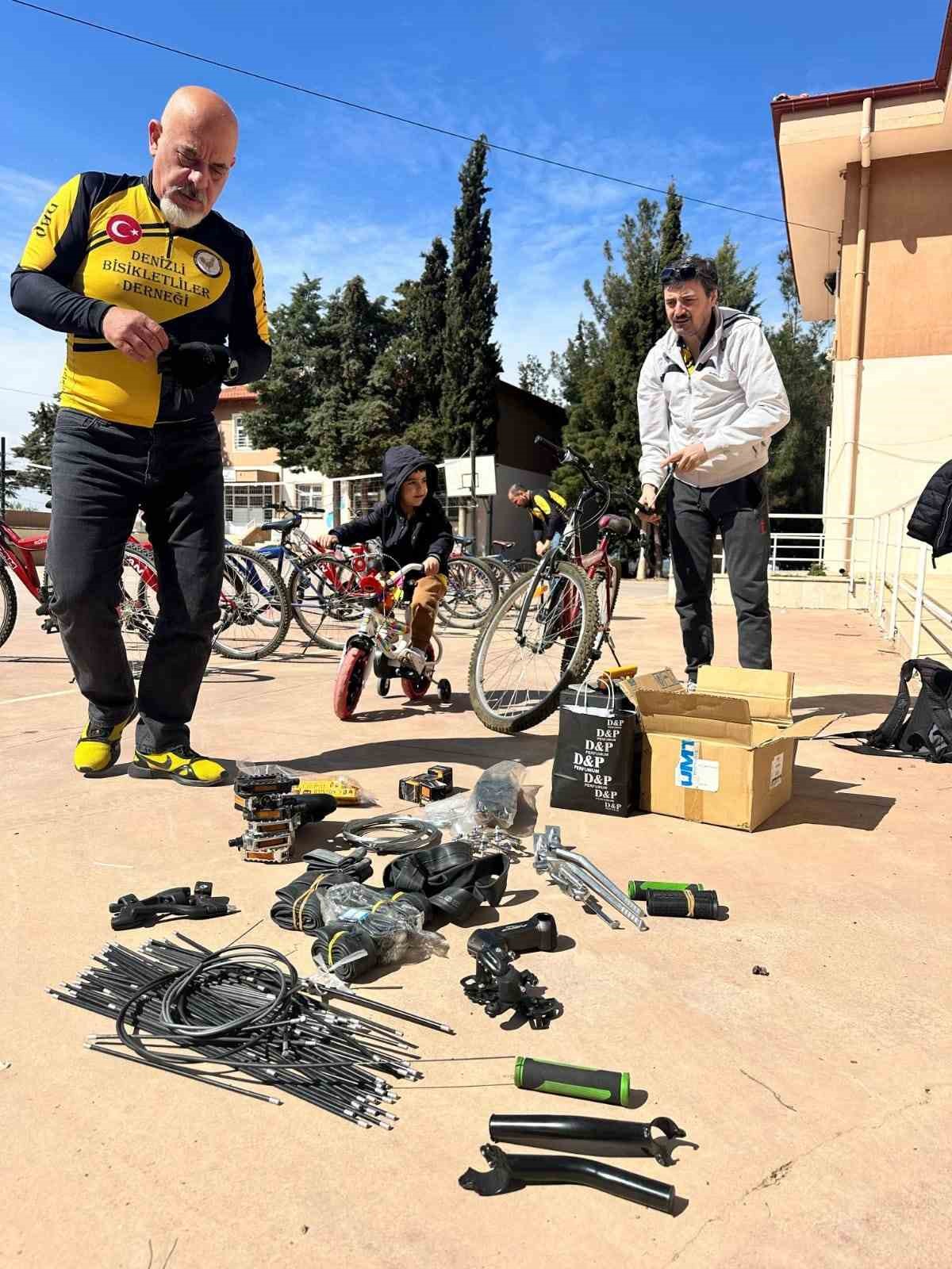 Denizli’de köy okullarında pedallar yeniden dönüyor
Denizli’de köy okullarında pedallar yeniden dönüyor