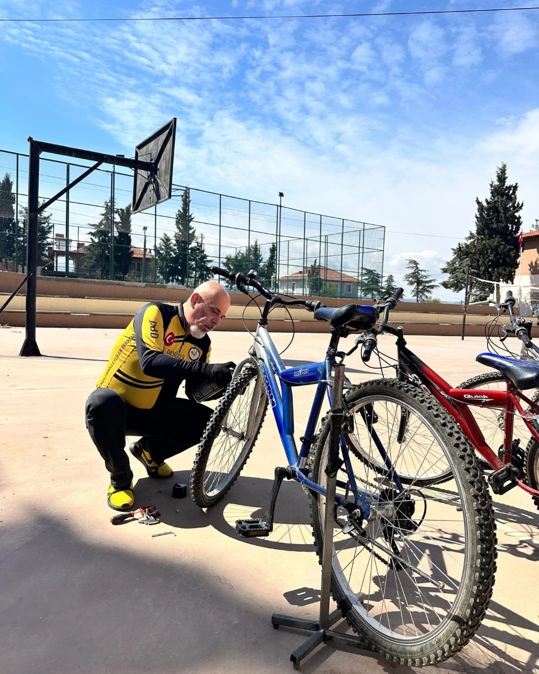 Denizli’de köy okullarında pedallar yeniden dönüyor
Denizli’de köy okullarında pedallar yeniden dönüyor
