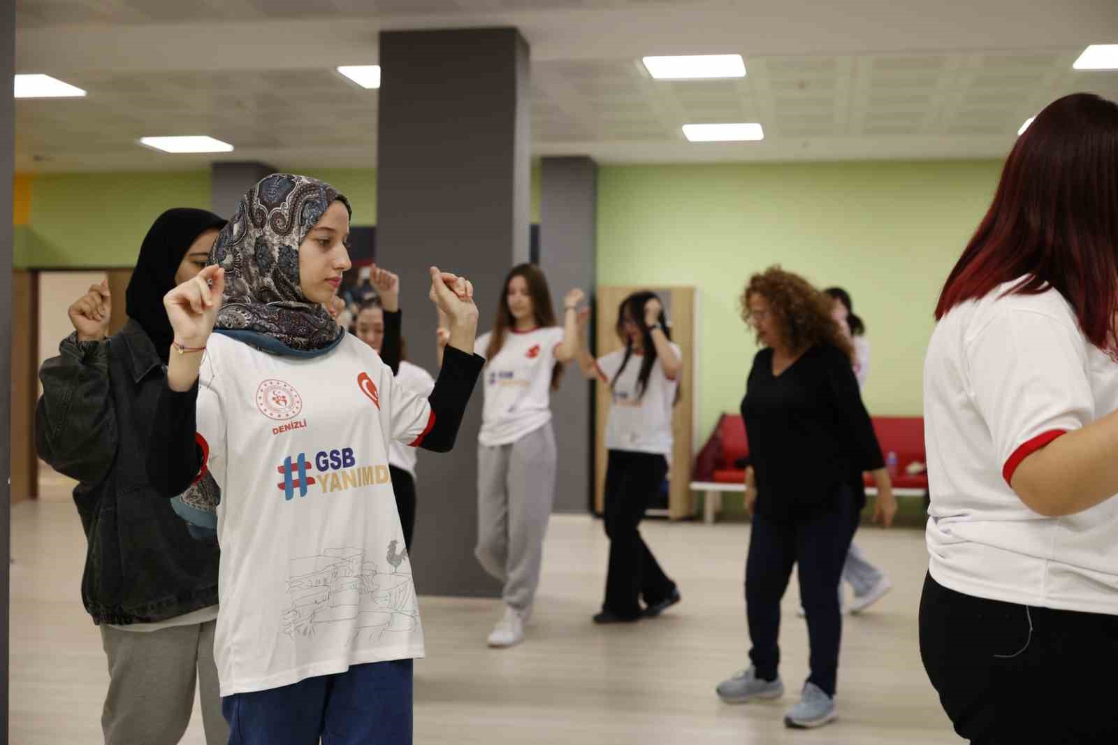 Denizli’de öğrenciler yurtlarda halk oyunları öğreniyor
