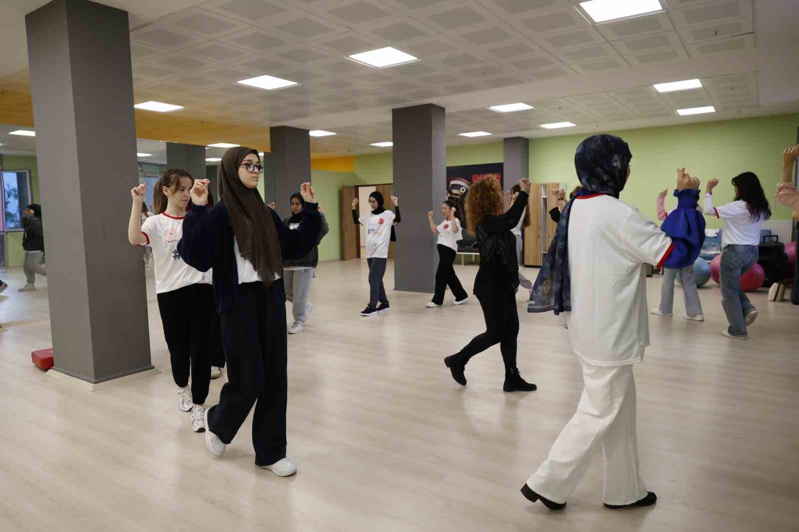 Denizli’de öğrenciler yurtlarda halk oyunları öğreniyor
