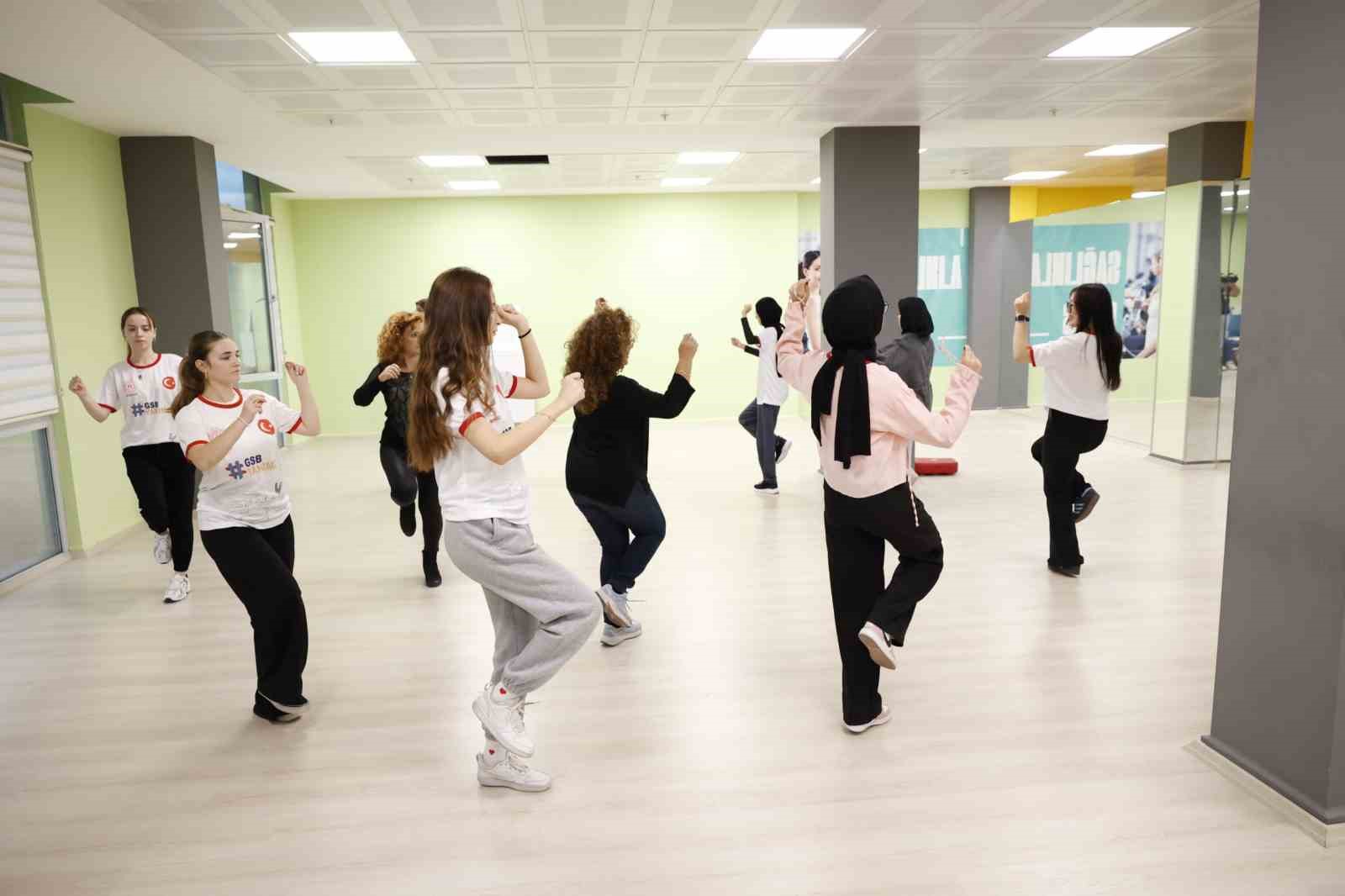 Denizli’de öğrenciler yurtlarda halk oyunları öğreniyor
