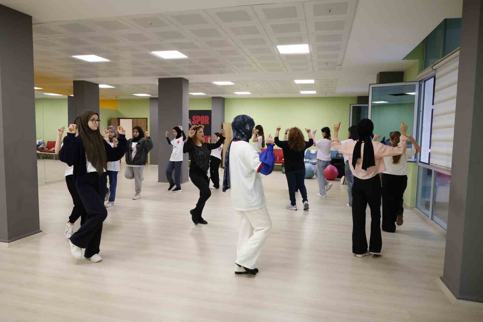 Denizli’de öğrenciler yurtlarda halk oyunları öğreniyor
