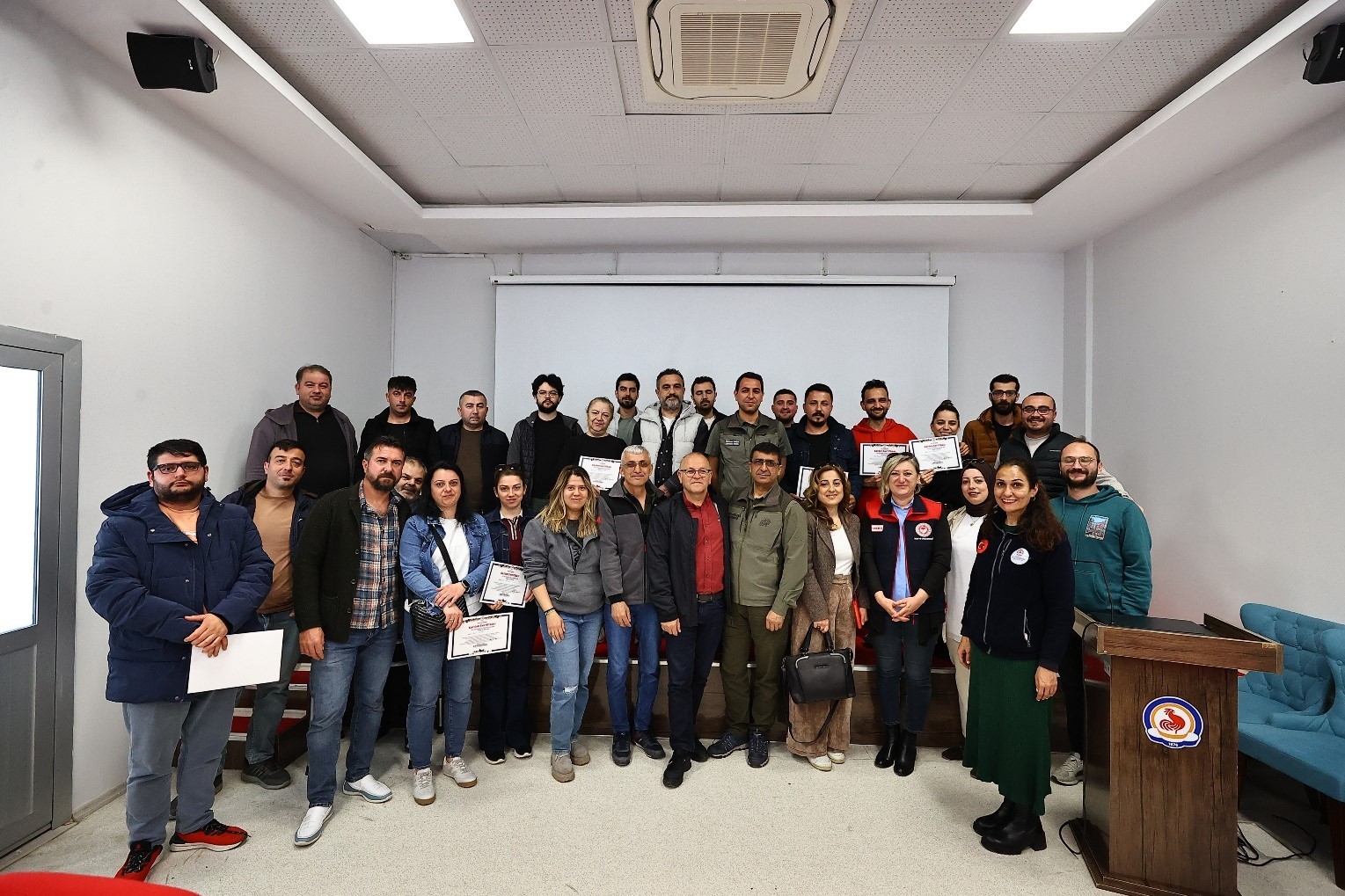 Denizli’de pet shoplara eğitim desteği verdi
