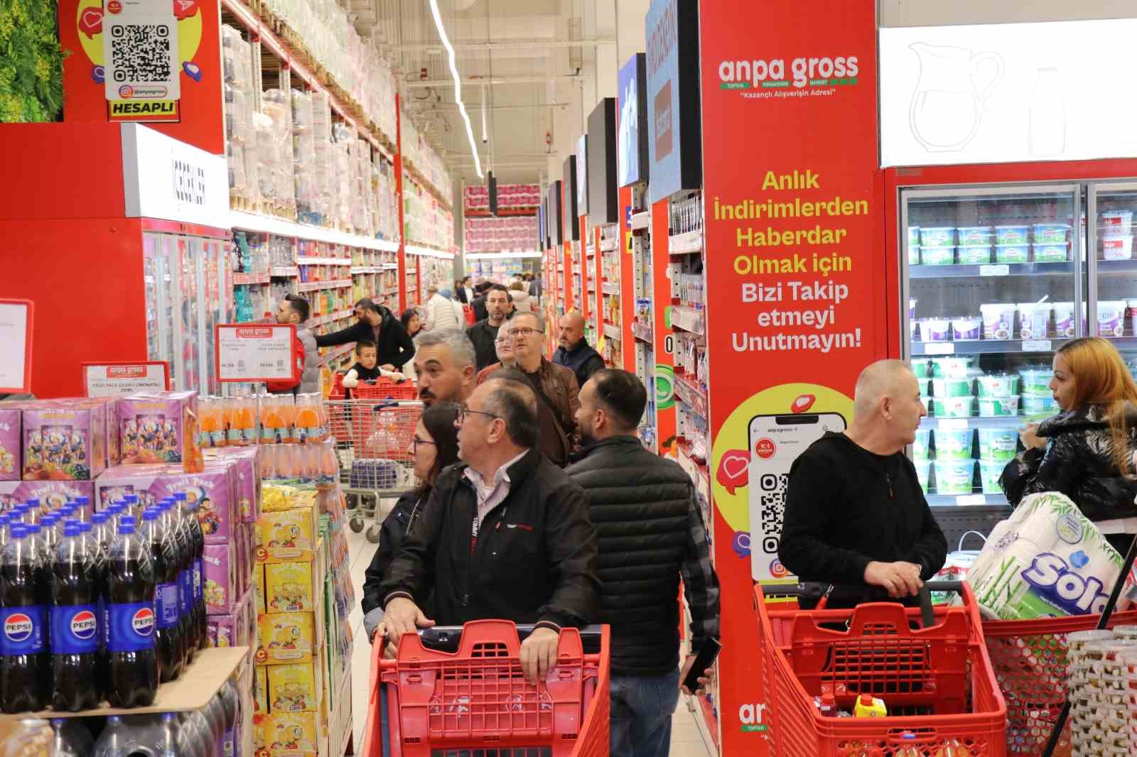 Denizli’de Ramazan Bayramı öncesi indirim kampanyaları yoğun ilgi görüyor
