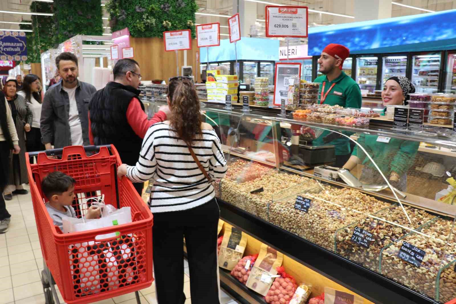 Denizli’de Ramazan Bayramı öncesi indirim kampanyaları yoğun ilgi görüyor
