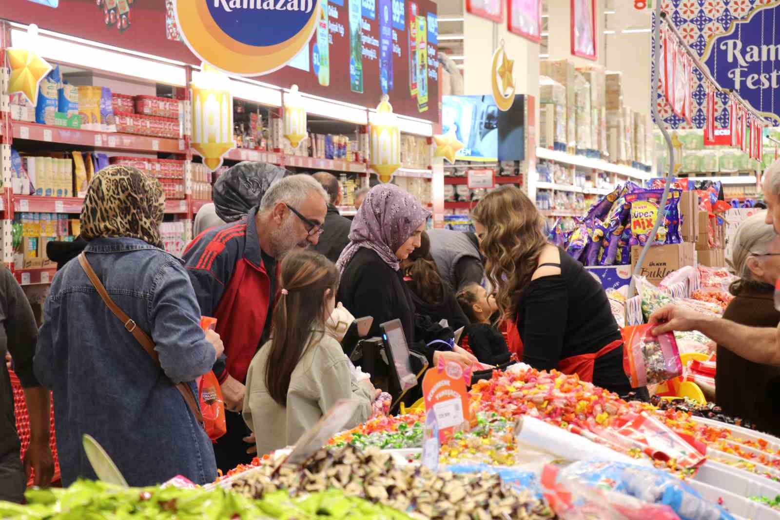 Denizli’de Ramazan Bayramı öncesi indirim kampanyaları yoğun ilgi görüyor
