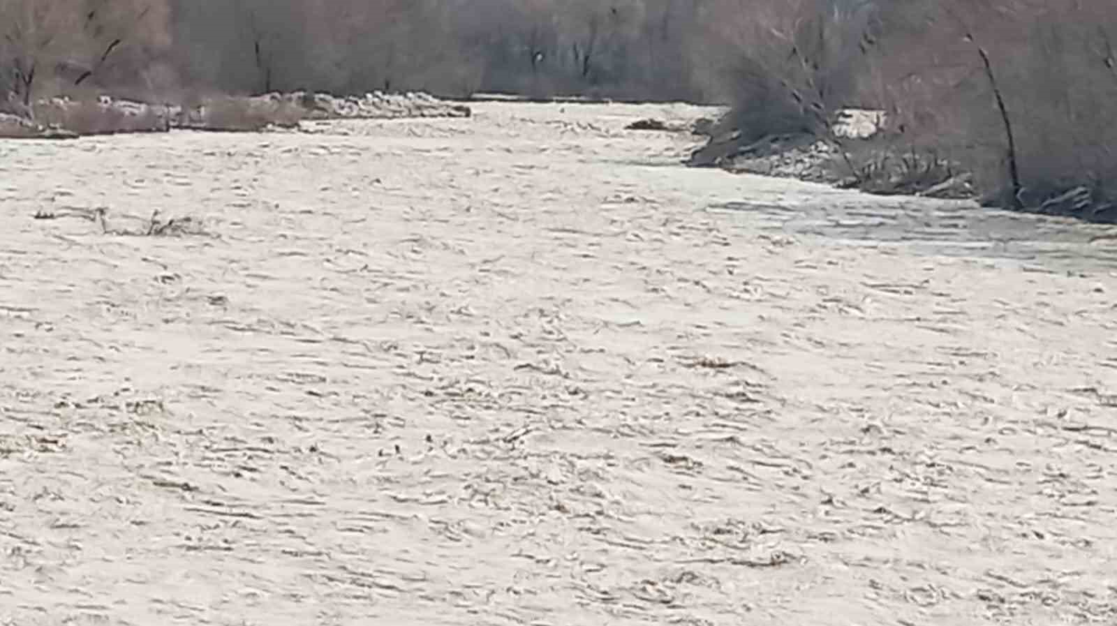 Denizli’de sel köprüleri ağır hasar verdi
