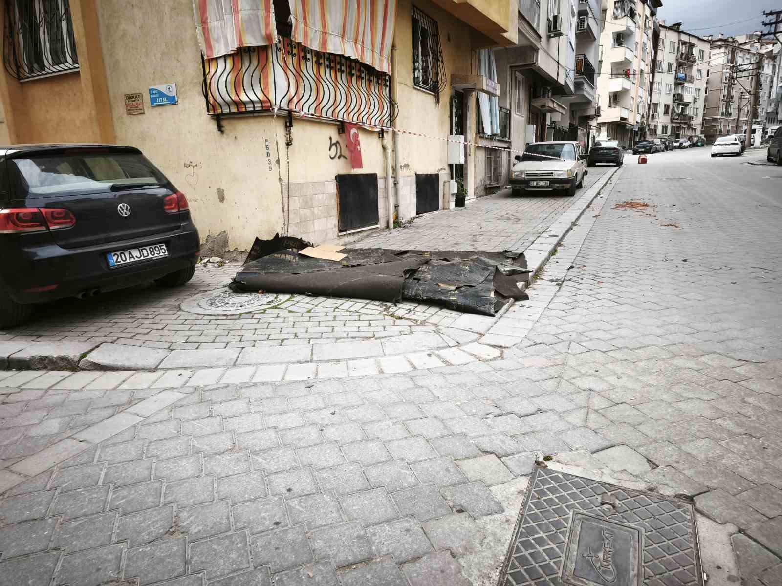 Denizli’de şiddetli rüzgar hayatı olumsuz etkiledi: çatılar uçtu, insanlar yürüyemedi
