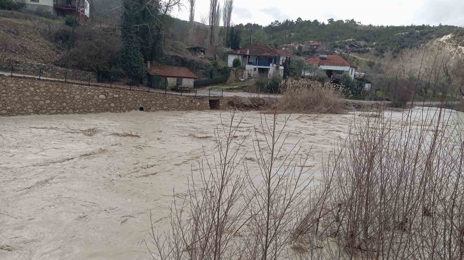 Denizli’de su seviyesi artan derelerde köprüler zarar gördü
