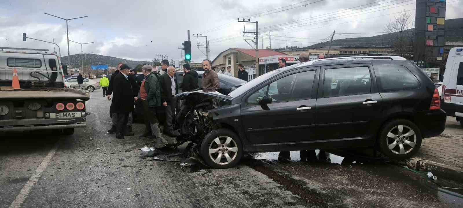 Denizli’de üç aracın karıştığı kazada 1 kişi ağır yaralandı
