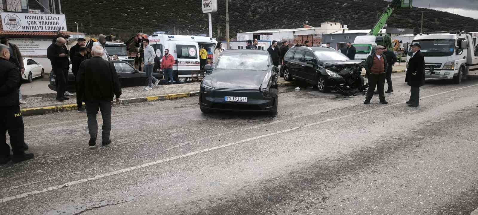 Denizli’de üç aracın karıştığı kazada 1 kişi ağır yaralandı
