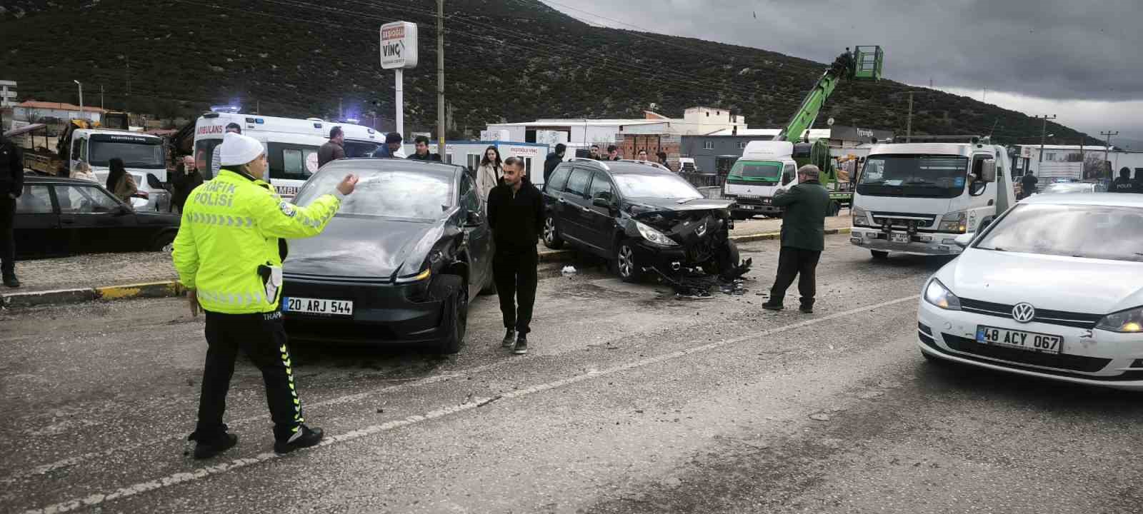 Denizli’de üç aracın karıştığı kazada 1 kişi ağır yaralandı
