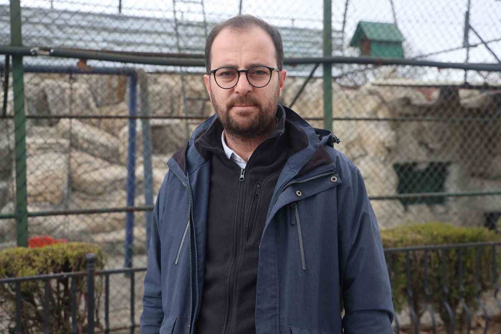 Denizli’de yakalanan maymun Konya’da hayvanat bahçesine teslim edildi
Denizli’de yakalanan maymun Konya’da hayvanat bahçesine teslim edildi