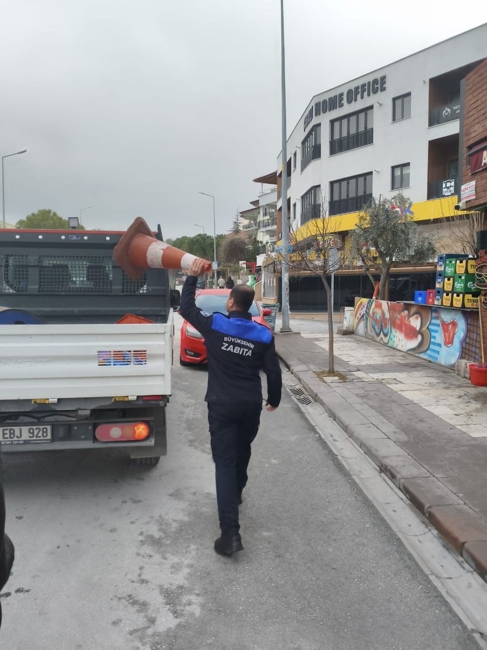 Denizli’de zabıta ekipleri yol ve kaldırım işgallerine geçit vermiyor
