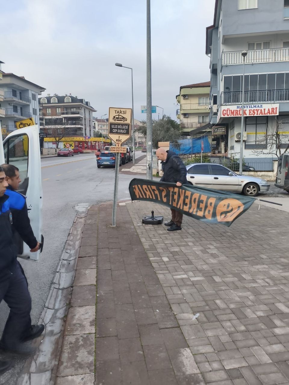 Denizli’de zabıta ekipleri yol ve kaldırım işgallerine geçit vermiyor
