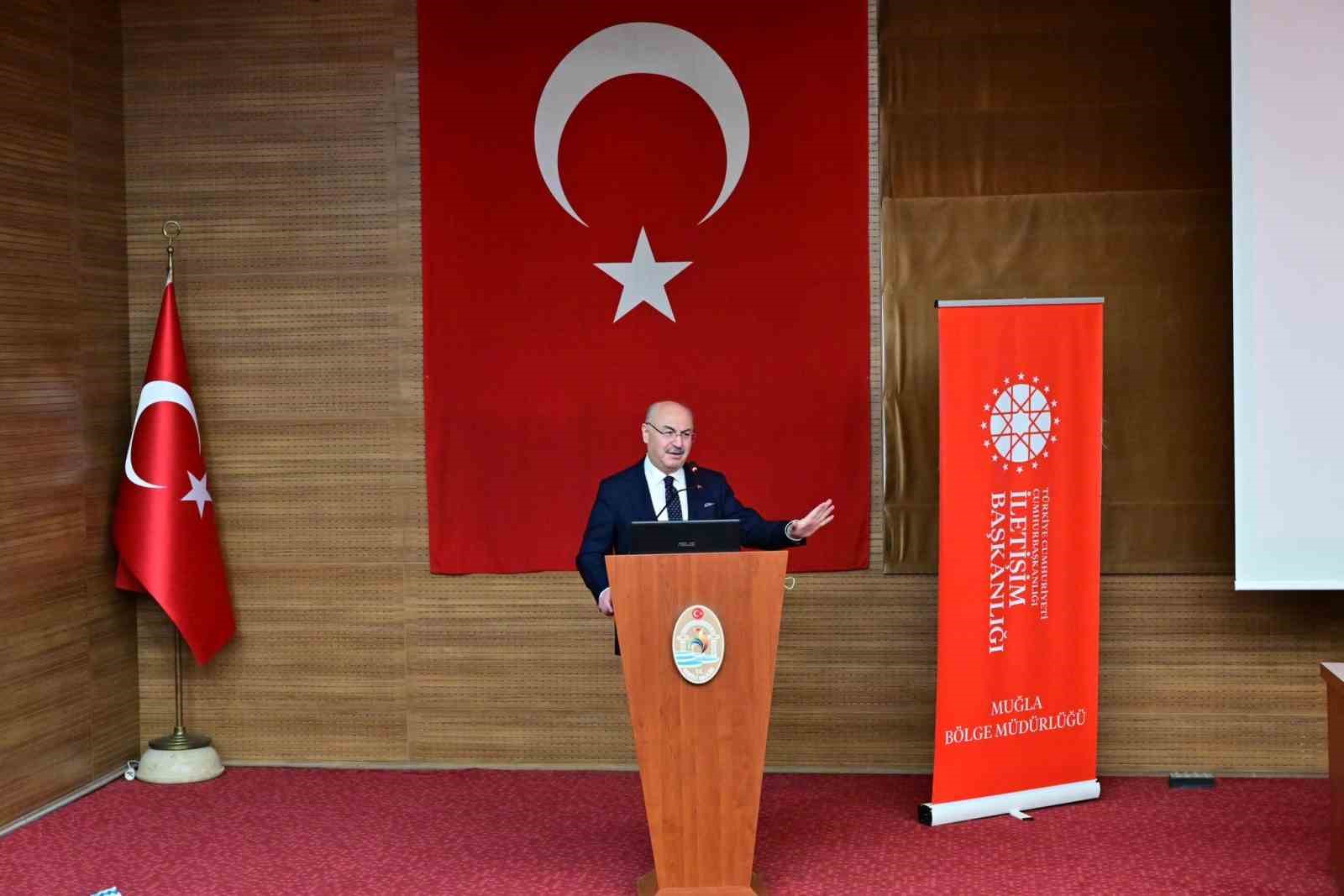 Denizlili basın mensuplarına "Sosyal Medyada Etkili İçerik Üretimi" eğitimi verildi
