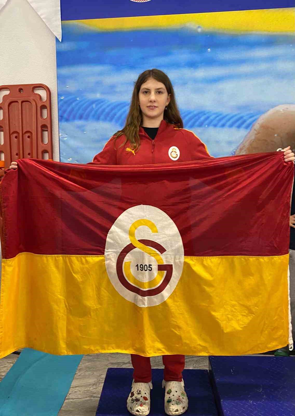 Denizlili sporcu yüzmede üç Türkiye  rekoru kırdı
