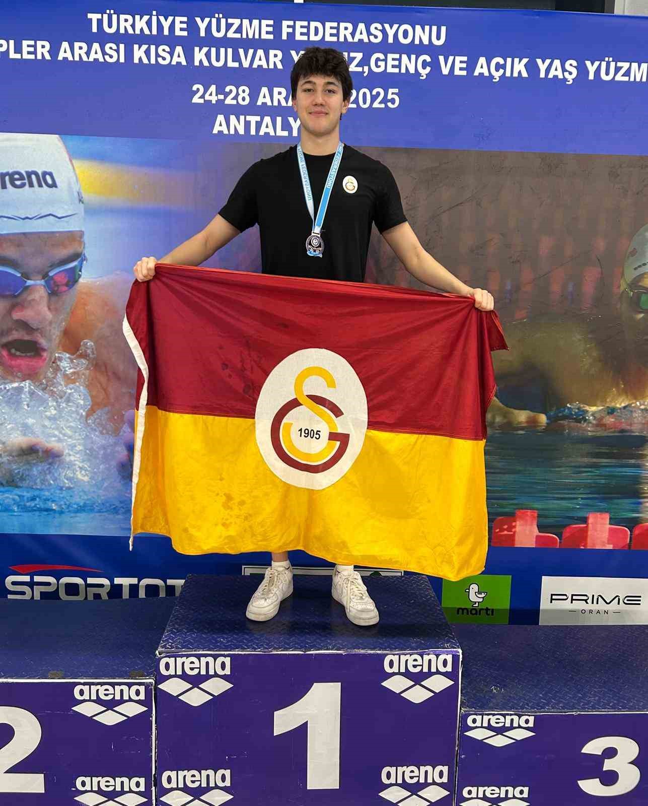 Denizlili sporcu yüzmede üç Türkiye  rekoru kırdı
