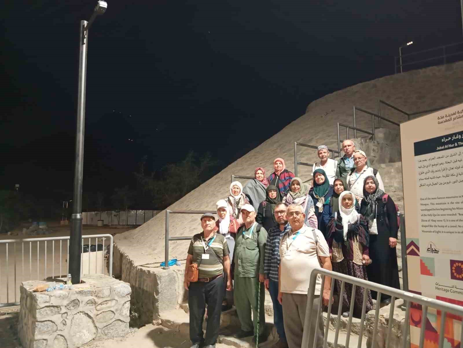 Denizlili umreciler kutsal topraklardaki ziyaretlerini sürdürüyor
Denizlili umreciler kutsal topraklardaki ziyaretlerini sürdürüyor