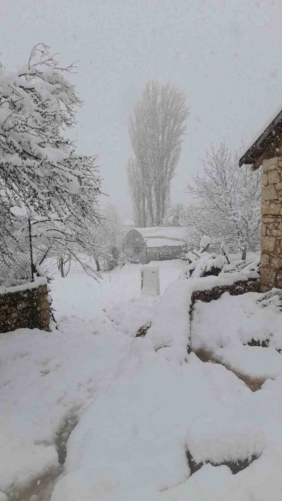 Denizli’nin yüksek kesimleri baharda beyaza büründü
