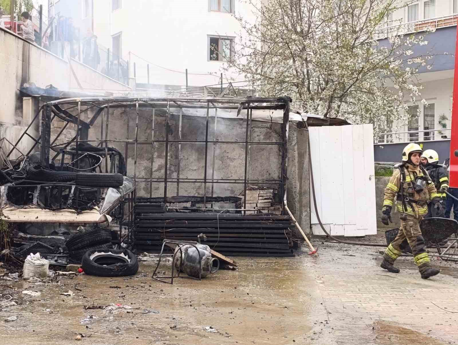 Depoda çıkan yangında tüp bomba gibi patladı
