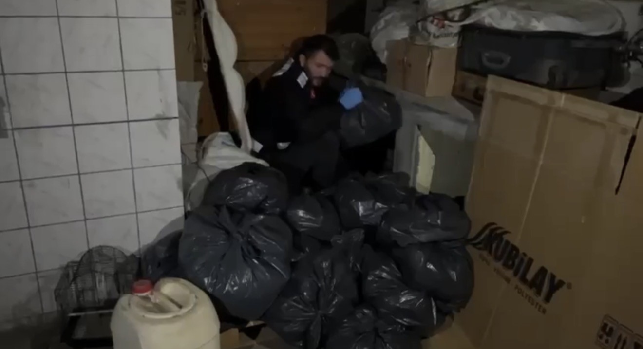 Depoya saklanmış 44 bin 800 adet uyuşturucu hap ele geçirildi
