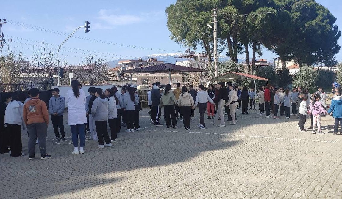 Deprem anında hayat kurtaran kuralları öğrendiler
