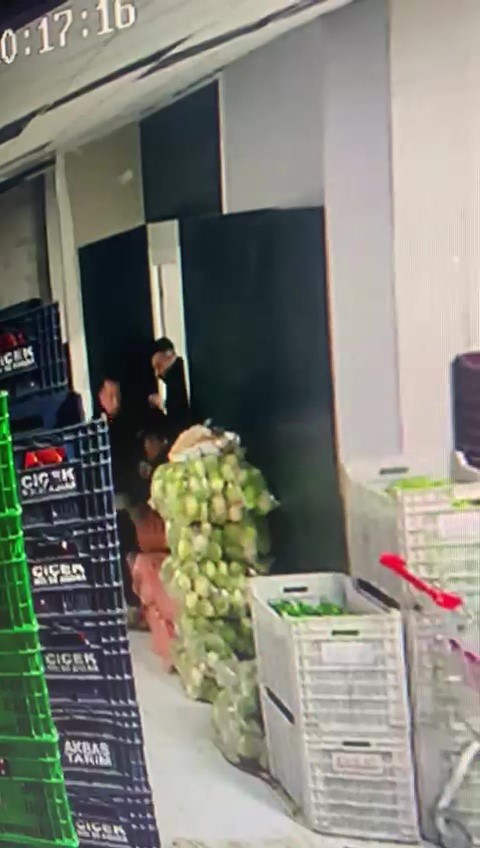 Deprem anında yaşanan panik kamerada
