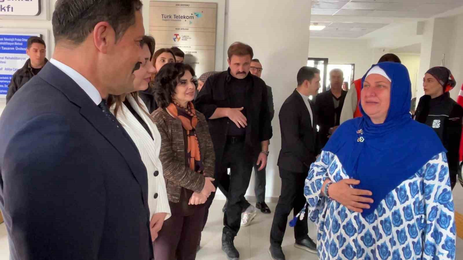 Deprem enkazından 4.günde kurtarılan kadın, 2 gün önce anahtarını teslim aldığı yeni yuvası için göz yaşları içerisinde devlete teşekkür etti
