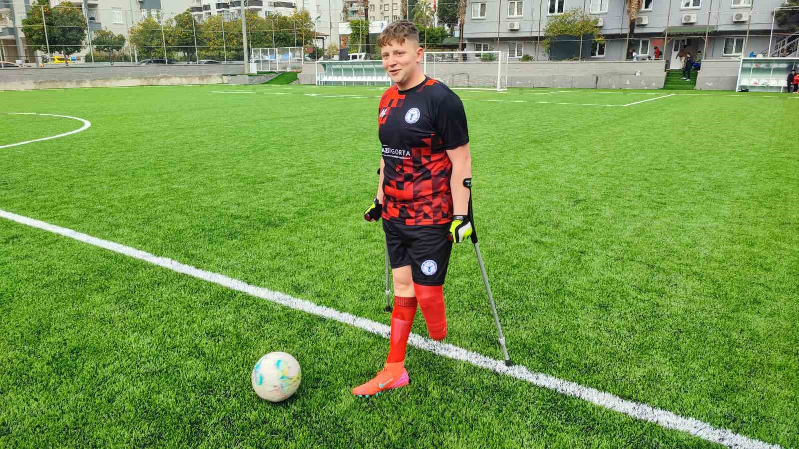 Deprem futbol aşkını bitiremedi
